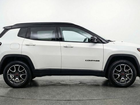 Used 2025 Jeep Compass Trailhawk image 11