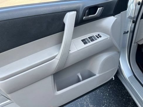 Used 2012 Toyota Highlander FWD w/ Tech Pkg image 22