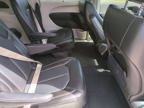 Used 2024 Chrysler Pacifica Touring-L FWD image 31
