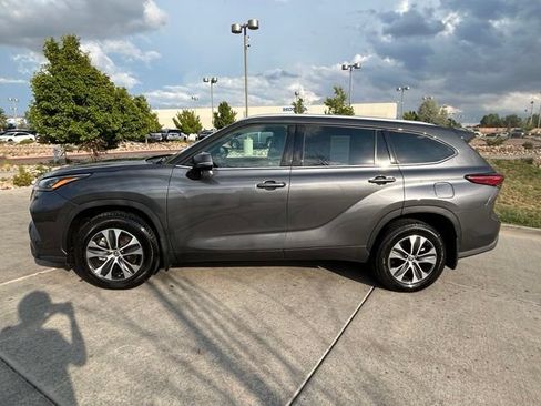Used 2020 Toyota Highlander XLE AWD/4WD image 5