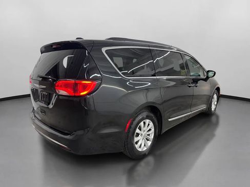 Used 2017 Chrysler Pacifica Touring-L image 10