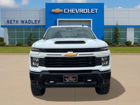 Used 2024 Chevrolet Silverado 2500 Custom w/ Custom Value Package image 2