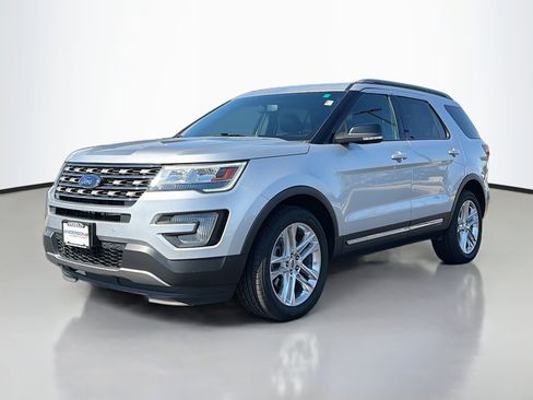 Used 2017 Ford Explorer XLT w/ Equipment Group 202A AWD/4WD image 12