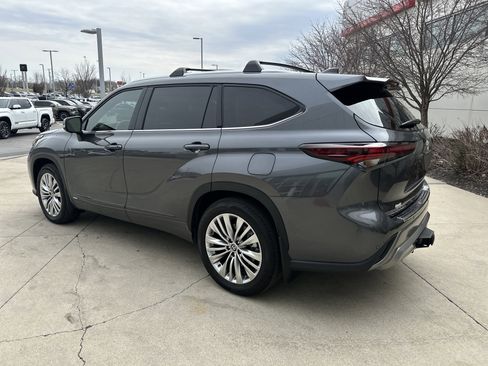 Used 2025 Toyota Highlander Platinum image 7