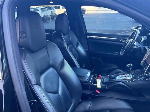 Used 2017 Porsche Cayenne Platinum Edition w/ Premium Package (PJV) image 9