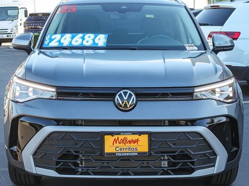 Used 2025 Volkswagen Taos SE image 2