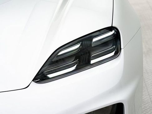Certified 2025 Porsche Macan Electric image 28