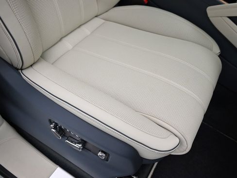 Certified 2025 Bentley Bentayga Extended Wheelbase image 18