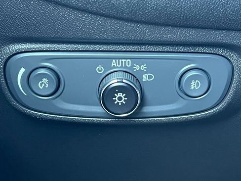 Used 2023 Chevrolet Equinox Premier image 19