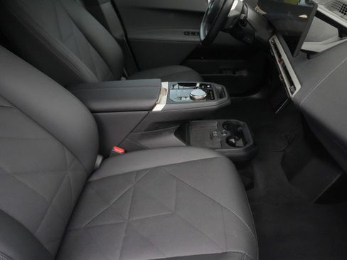Used 2024 BMW iX xDrive50 w/ Sport Package AWD/4WD image 12