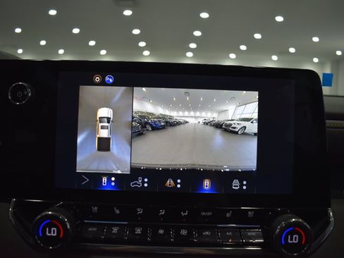 Used 2026 Chevrolet Colorado ZR2 w/ Technology Package AWD/4WD image 18