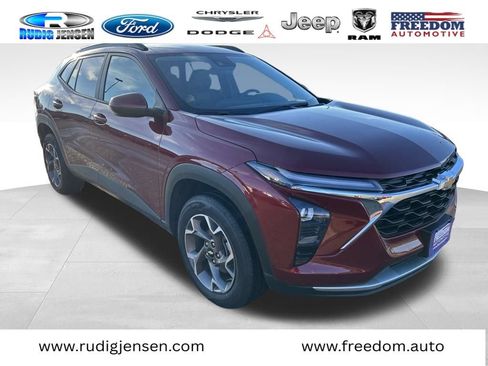 Used 2025 Chevrolet Trax LT image 1