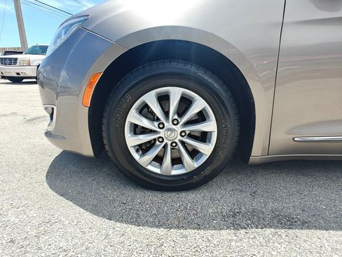 Used 2017 Chrysler Pacifica Touring-L FWD image 22