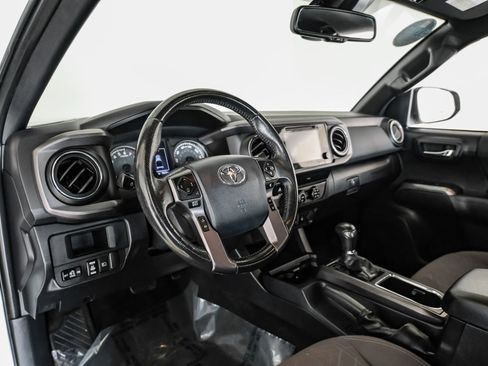 Used 2019 Toyota Tacoma TRD Off-Road image 2