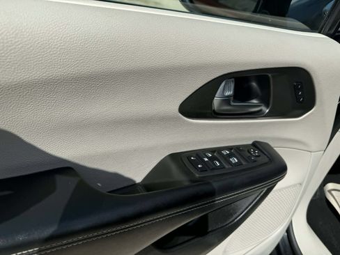Used 2022 Chrysler Pacifica Touring-L FWD image 29