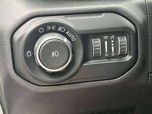 Used 2018 Jeep Wrangler Unlimited Sahara w/ Dual Top Group AWD/4WD image 34