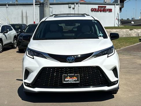 Used 2024 Toyota Sienna XSE w/ XSE Plus Package image 8