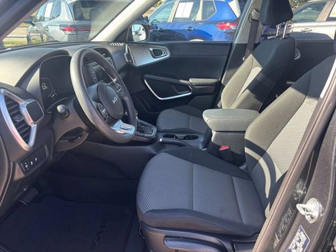 Used 2025 Kia Soul LX w/ LX Technology Package FWD image 23