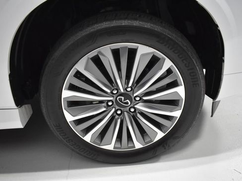 Used 2025 INFINITI QX80 Sensory image 10