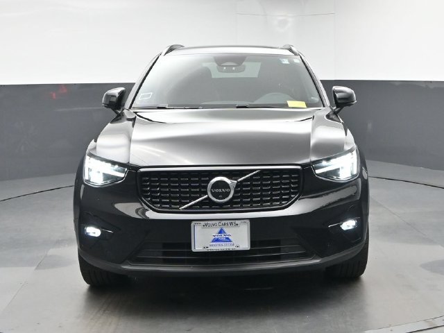 Used 2023 Volvo XC40 B5 Plus w/ Driver Assist Package AWD/4WD image 2