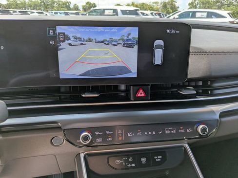 Used 2025 Kia Carnival FWD image 22