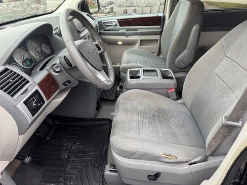Used 2010 Chrysler Town & Country Touring w/ Safetytec Group image 7