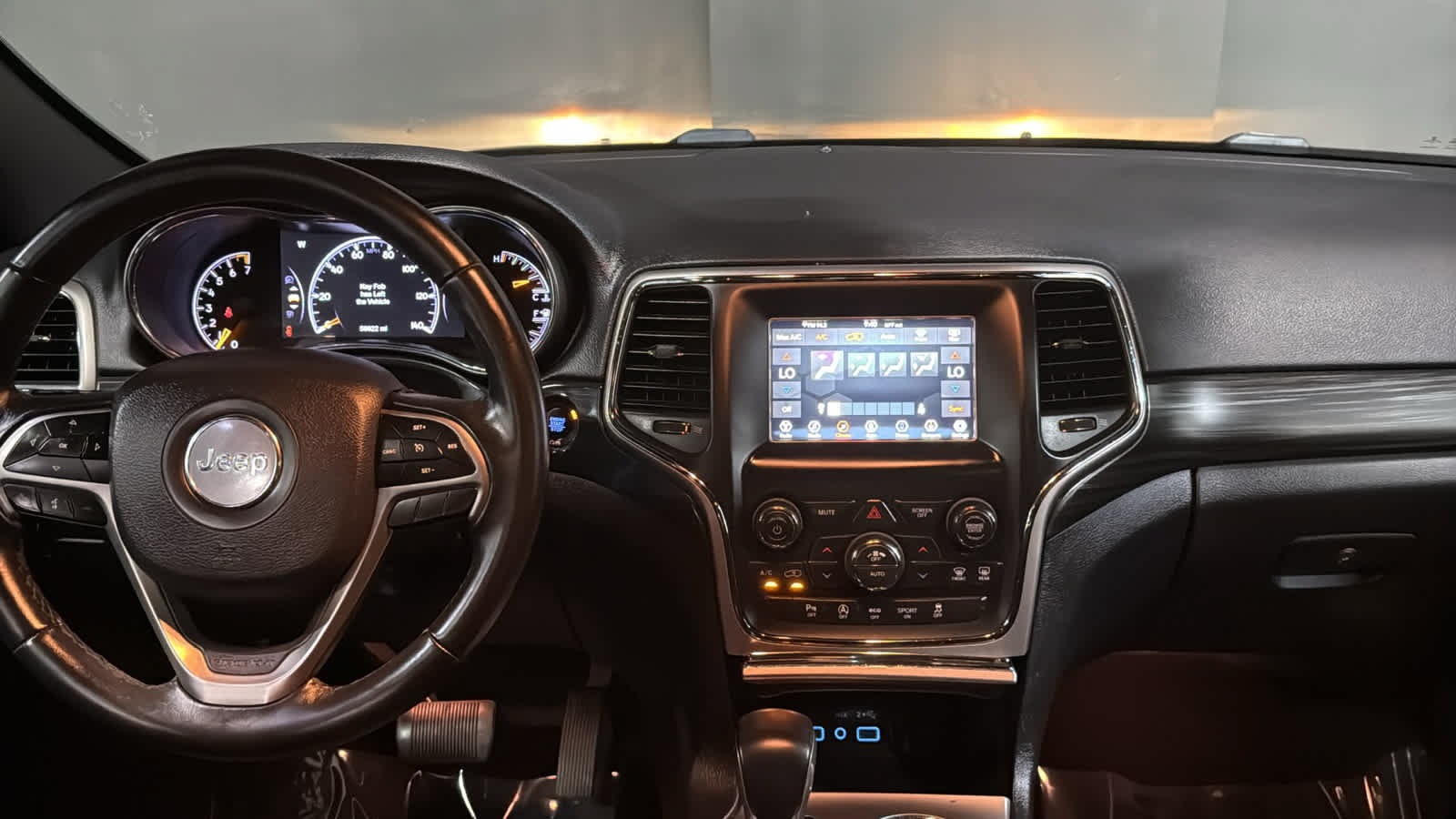 Used 2019 Jeep Grand Cherokee Laredo AWD/4WD image 27