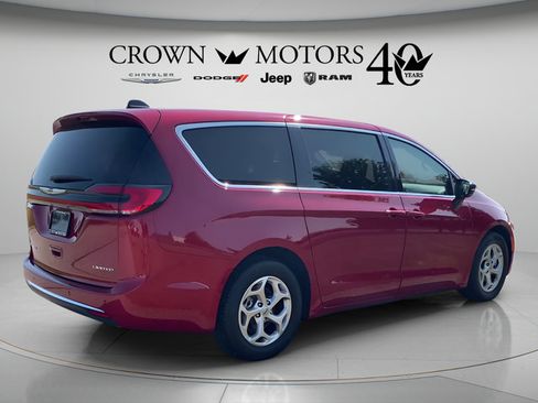 Used 2024 Chrysler Pacifica Limited FWD image 5