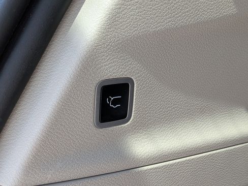 Used 2024 Chrysler Pacifica Touring-L FWD image 14
