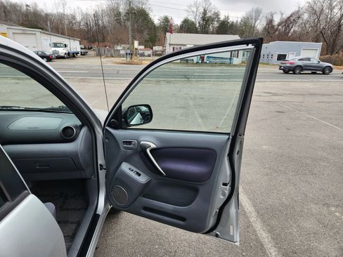 Used 2001 Toyota RAV4 4WD image 15