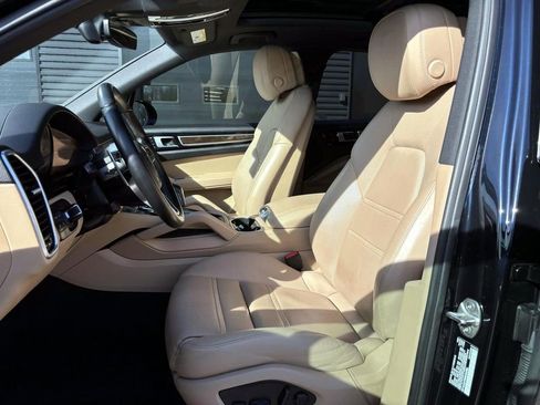 Certified 2022 Porsche Cayenne Platinum Edition image 16