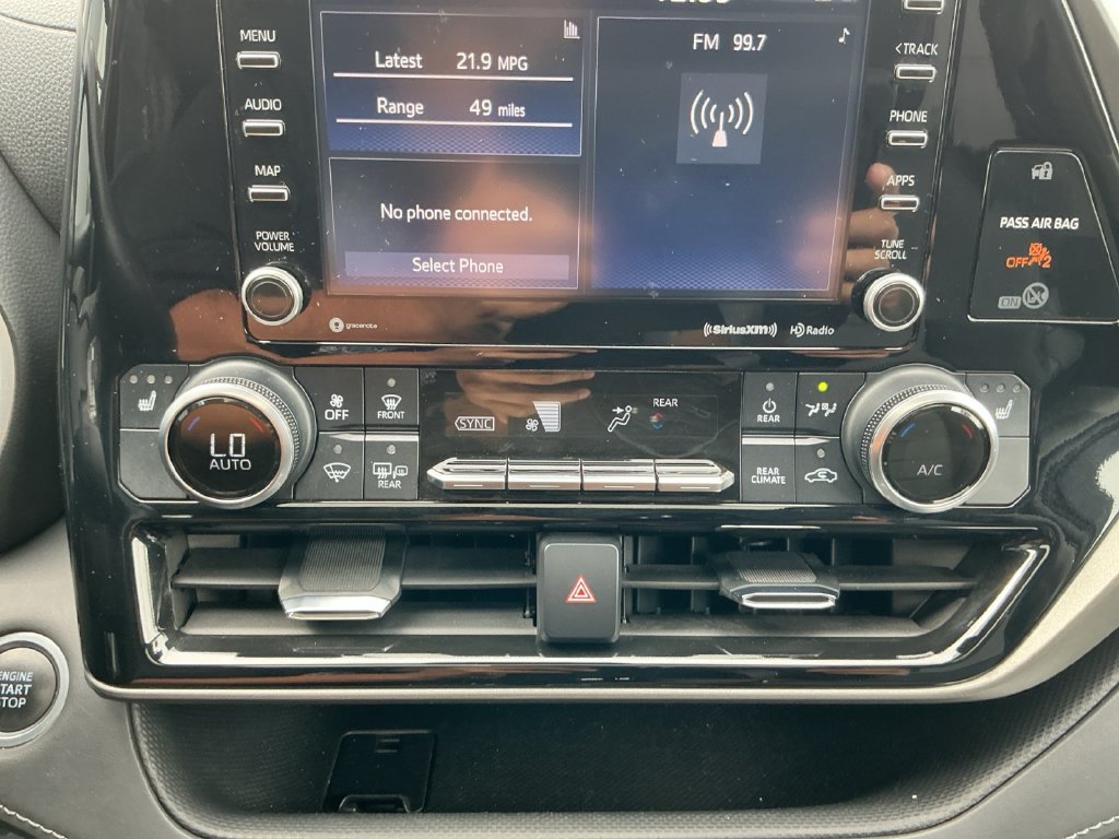 Used 2021 Toyota Highlander XLE AWD/4WD image 17