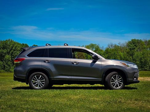 Used 2019 Toyota Highlander XLE AWD/4WD image 2