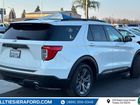 Used 2022 Ford Explorer XLT w/ Equipment Group 202A image 4