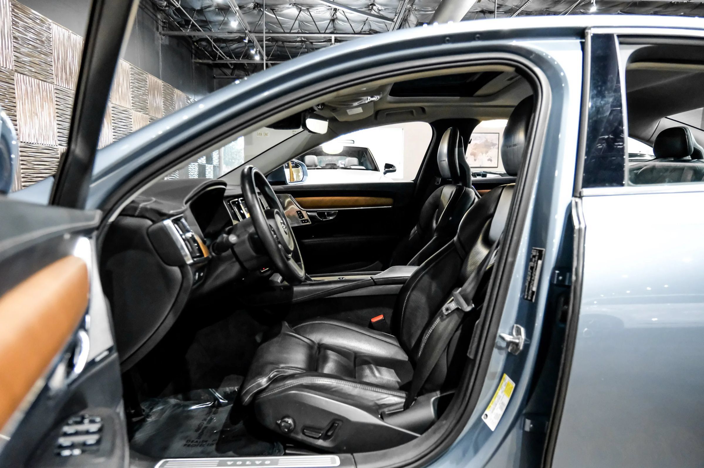 Used 2017 Volvo S90 T6 Inscription w/ Vision Package AWD/4WD image 4