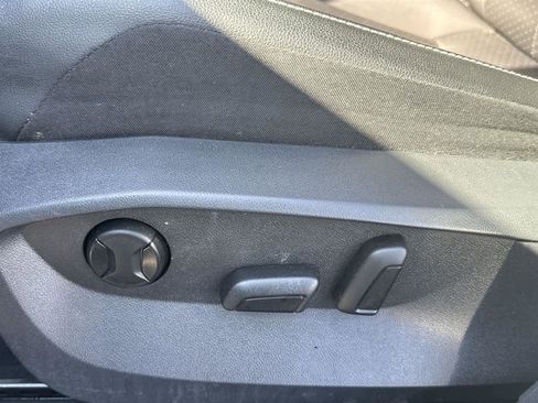 Used 2022 Volkswagen Tiguan SE image 13