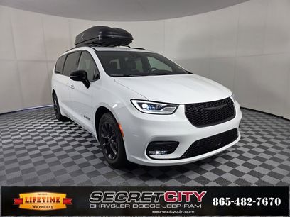 New 2025 Chrysler Pacifica Select w/ Fav Edition Package
