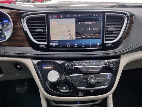 Used 2021 Chrysler Pacifica Limited w/ Uconnect Theater Family Group image 34