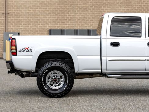 Used 2005 GMC Sierra 2500 SLE w/ Heavy-Duty Power Package AWD/4WD image 10