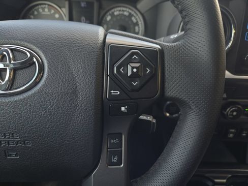 Used 2019 Toyota Tacoma TRD Off-Road w/ Technology Package AWD/4WD image 20