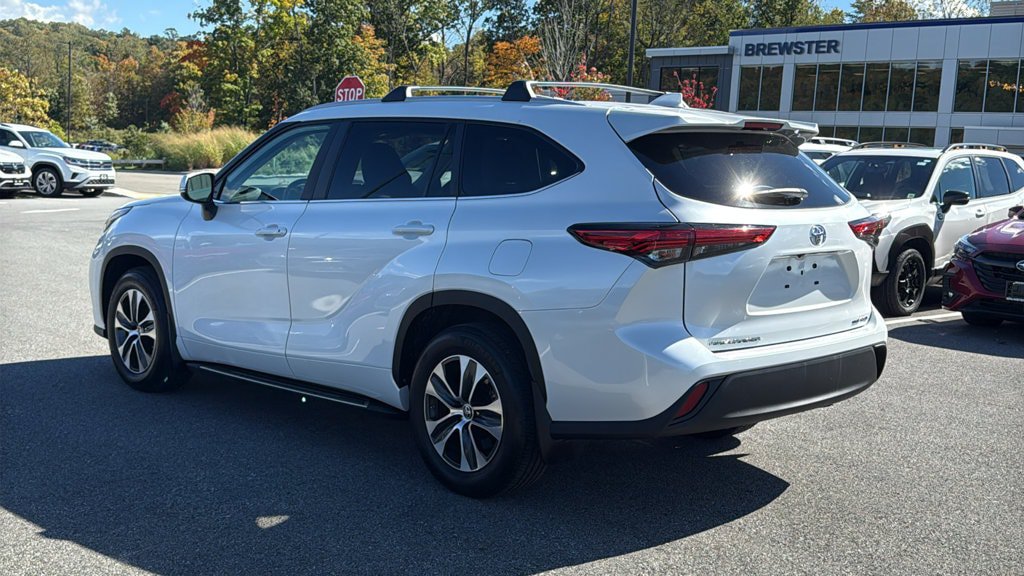 Used 2023 Toyota Highlander XLE AWD/4WD image 6