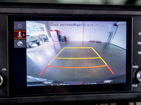 Used 2023 Kia Carnival LX FWD image 10
