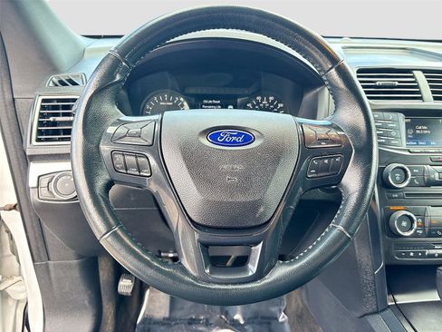 Used 2017 Ford Explorer XLT image 10