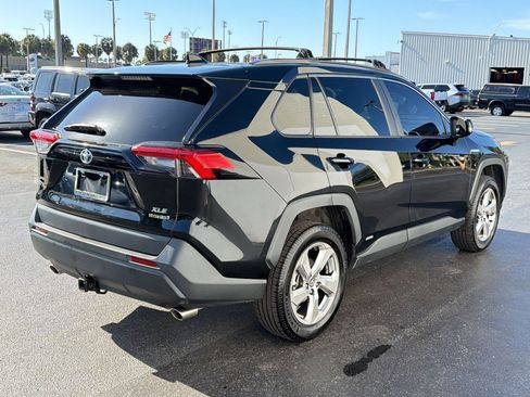 Used 2021 Toyota RAV4 XLE Premium image 9