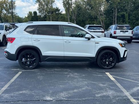 Used 2022 Volkswagen Taos SE AWD/4WD image 3