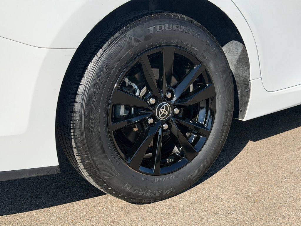 Used 2025 Toyota Camry LE FWD image 25