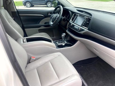 Used 2018 Toyota Highlander Limited w/ Carpet Mat Package (TMS) AWD/4WD image 13