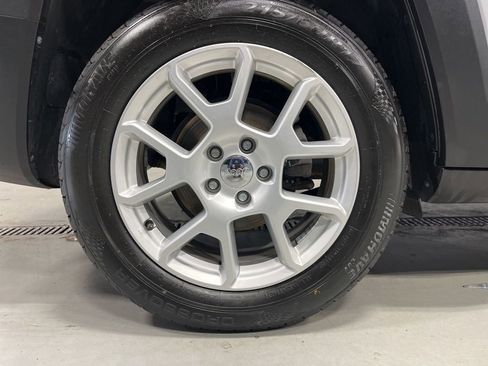 Used 2019 Jeep Renegade Latitude w/ Cold Weather Group image 38