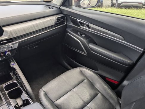 Used 2024 Kia Telluride EX w/ EX Captain's Chair Package FWD image 25