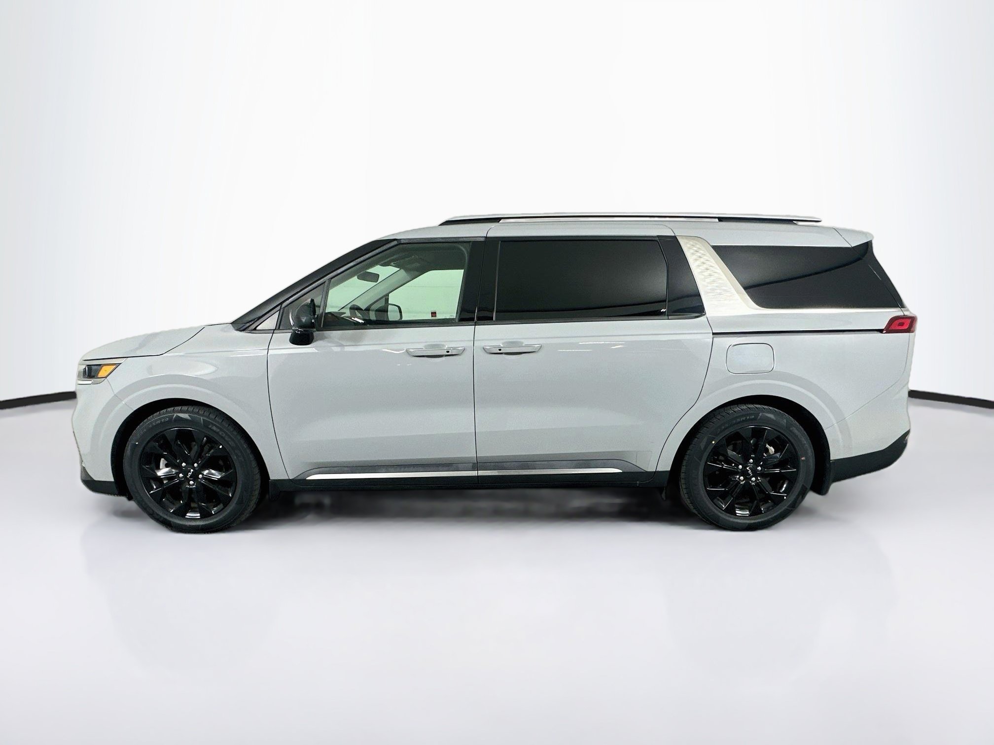 Used 2024 Kia Carnival SX FWD image 4
